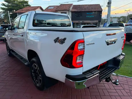 TOYOTA-HILUX-2.8 D-4D TURBO DIESEL CD SRX 4X4 AUTOMÁTICO TOYOTA-HILUX-2022