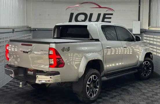TOYOTA-HILUX-2.8 D-4D TURBO DIESEL CD SRX PLUS 4X4 AUTOMÁTICO TOYOTA-HILUX-2023
