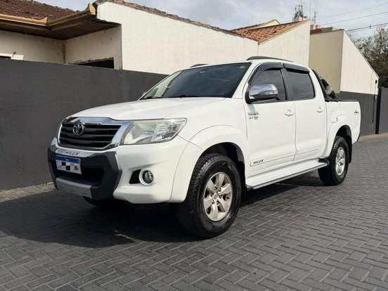 TOYOTA-HILUX-2015