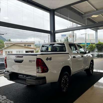 TOYOTA-HILUX-2024