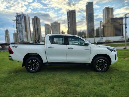 TOYOTA-HILUX-2.8 D-4D TURBO DIESEL CD SRV 4X4 AUTOMÁTICO TOYOTA-HILUX-2024