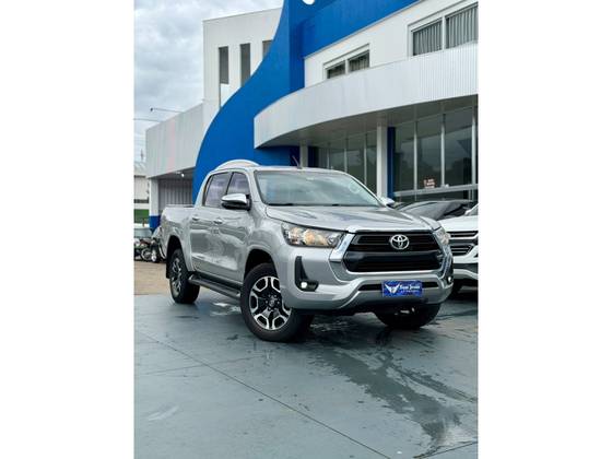 TOYOTA HILUX 2.8 D-4D TURBO DIESEL CD SRV 4X4 AUTOMÁTICO