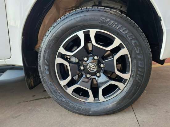 TOYOTA-HILUX-2.8 D-4D TURBO DIESEL CD SRV 4X4 AUTOMÁTICO TOYOTA-HILUX-2025