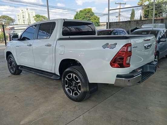 TOYOTA-HILUX-2025