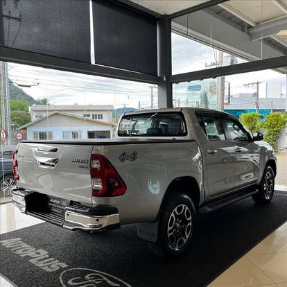 TOYOTA-HILUX-2022