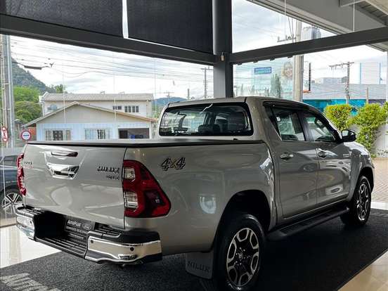 TOYOTA-HILUX-2.8 D-4D TURBO DIESEL CD SRX 4X4 AUTOMÁTICO TOYOTA-HILUX-2022