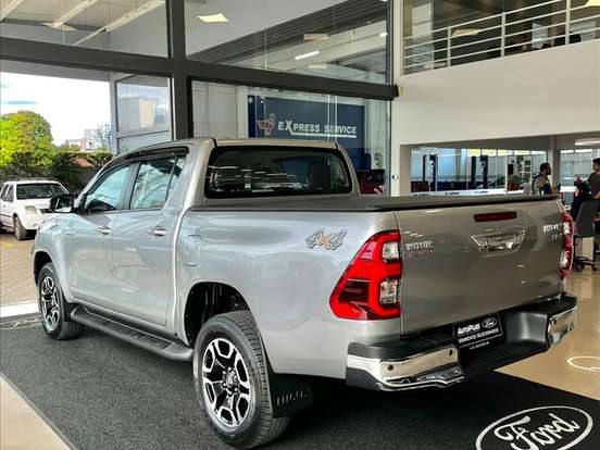 TOYOTA-HILUX-2.8 D-4D TURBO DIESEL CD SRX 4X4 AUTOMÁTICO TOYOTA-HILUX-2022