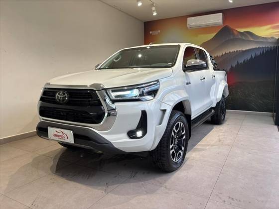 TOYOTA HILUX 2.8 D-4D TURBO DIESEL CD SRX PLUS 4X4 AUTOMÁTICO