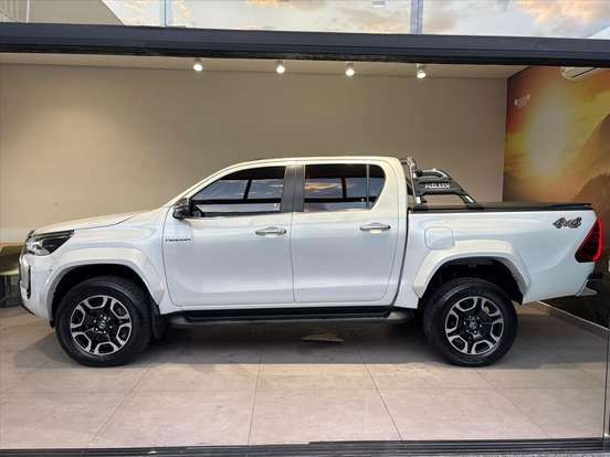 TOYOTA-HILUX-2.8 D-4D TURBO DIESEL CD SRX PLUS 4X4 AUTOMÁTICO TOYOTA-HILUX-2024