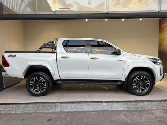 TOYOTA-HILUX-2.8 D-4D TURBO DIESEL CD SRX PLUS 4X4 AUTOMÁTICO TOYOTA-HILUX-2024