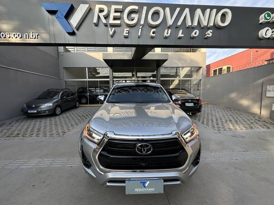 TOYOTA HILUX 2.8 D-4D TURBO DIESEL CD SRX PLUS 4X4 AUTOMÁTICO