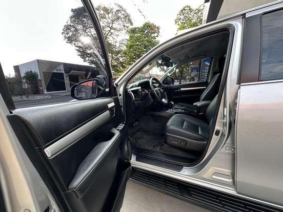 TOYOTA-HILUX-2.8 D-4D TURBO DIESEL CD SRX PLUS 4X4 AUTOMÁTICO TOYOTA-HILUX-2024