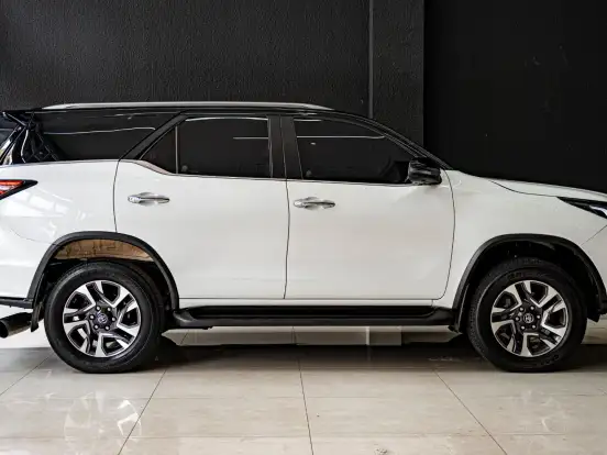 TOYOTA-HILUX SW4-2.8 D-4D TURBO DIESEL DIAMOND 7L 4X4 AUTOMÁTICO TOYOTA-HILUX SW4-2023
