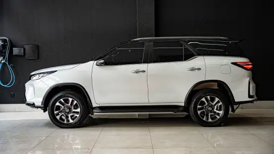 TOYOTA-HILUX SW4-2023