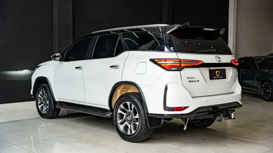 TOYOTA-HILUX SW4-2023