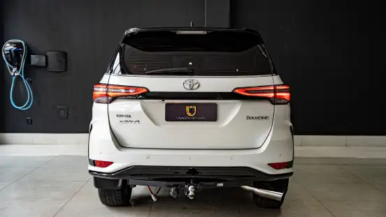 TOYOTA-HILUX SW4-2023