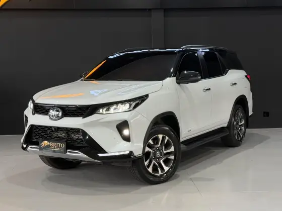TOYOTA HILUX SW4 2.8 D-4D TURBO DIESEL DIAMOND 7L 4X4 AUTOMÁTICO