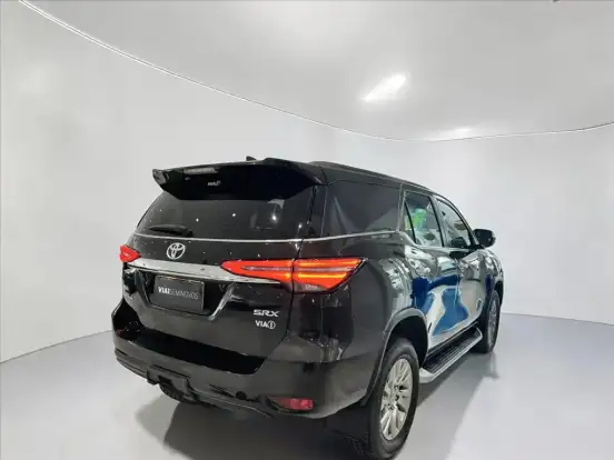 TOYOTA-HILUX SW4-2023