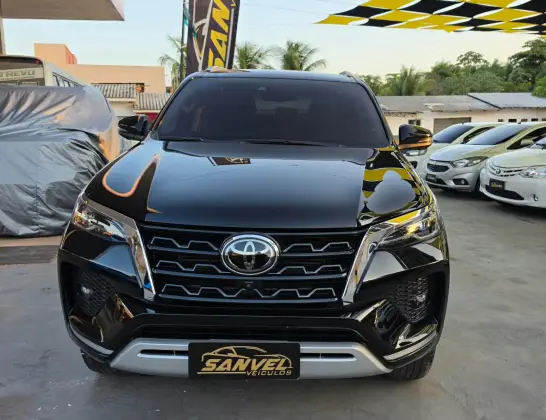 TOYOTA HILUX SW4 2.8 D-4D TURBO DIESEL SRX 7L 4X4 AUTOMÁTICO
