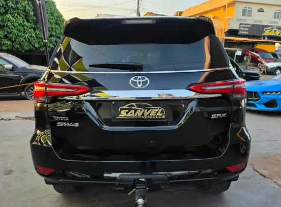 TOYOTA-HILUX SW4-2023