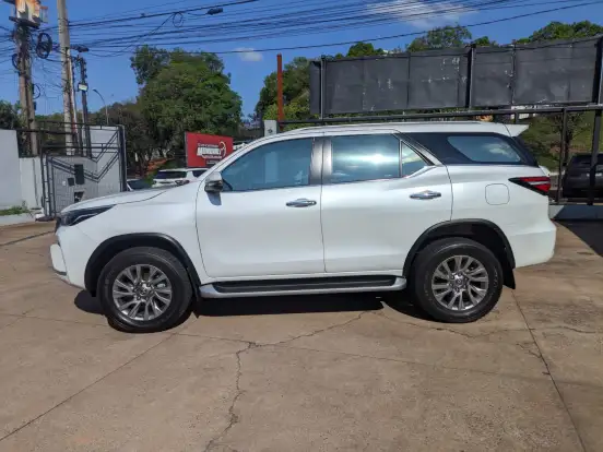 TOYOTA-HILUX SW4-2.8 D-4D TURBO DIESEL SRX 7L 4X4 AUTOMÁTICO TOYOTA-HILUX SW4-2023