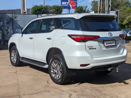 TOYOTA-HILUX SW4-2023