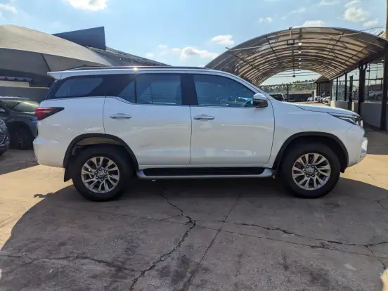 TOYOTA-HILUX SW4-2023