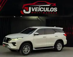 TOYOTA HILUX SW4 2.8 D-4D TURBO DIESEL SRX 7L 4X4 AUTOMÁTICO TOYOTA HILUX SW4 2.8 D-4D TURBO DIESEL SRX 7L 4X4 AUTOMÁTICO