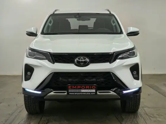 TOYOTA HILUX SW4 2.8 D-4D TURBO DIESEL SRX PLATINUM 4X4 AUTOMÁTICO