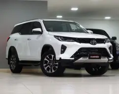 TOYOTA HILUX SW4 2.8 D-4D TURBO DIESEL SRX PLATINUM 7L 4X4 AUTOMÁTICO TOYOTA HILUX SW4 2.8 D-4D TURBO DIESEL SRX PLATINUM 7L 4X4 AUTOMÁTICO