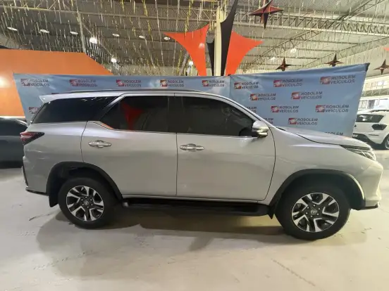 TOYOTA-HILUX SW4-2025