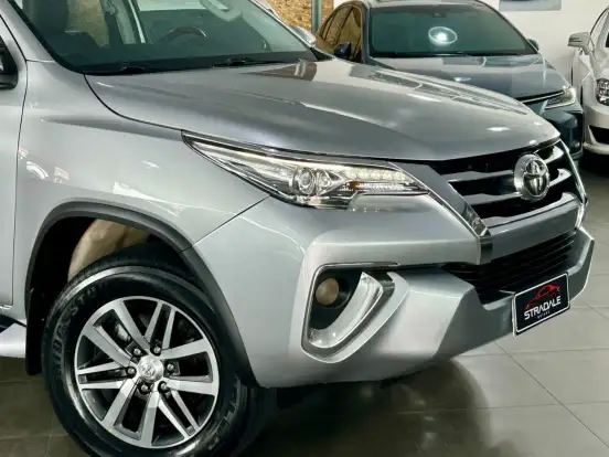 TOYOTA-HILUX SW4-2.8 SRX 4X4 7 LUGARES 16V TURBO INTERCOOLER DIESEL 4P AUTOMÁTICO TOYOTA-HILUX SW4-2016