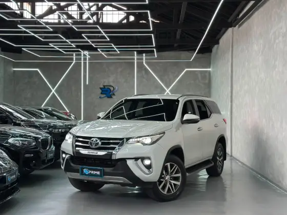 TOYOTA HILUX SW4 2.8 SRX 4X4 7 LUGARES 16V TURBO INTERCOOLER DIESEL 4P AUTOMÁTICO