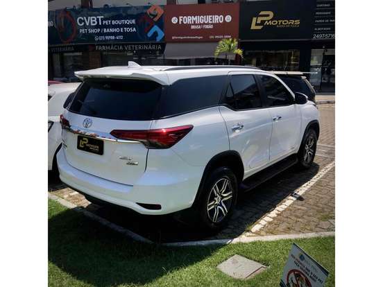 TOYOTA-HILUX SW4-2.7 SRV 7 LUGARES 4X2 16V FLEX 4P AUTOMÁTICO TOYOTA-HILUX SW4-2019