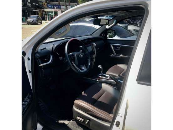 TOYOTA-HILUX SW4-2.7 SRV 7 LUGARES 4X2 16V FLEX 4P AUTOMÁTICO TOYOTA-HILUX SW4-2019