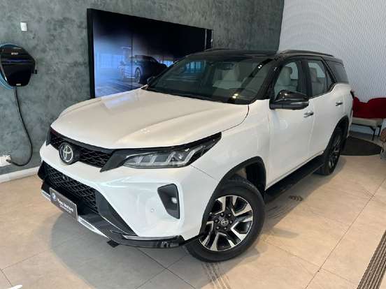 TOYOTA-HILUX SW4-2024