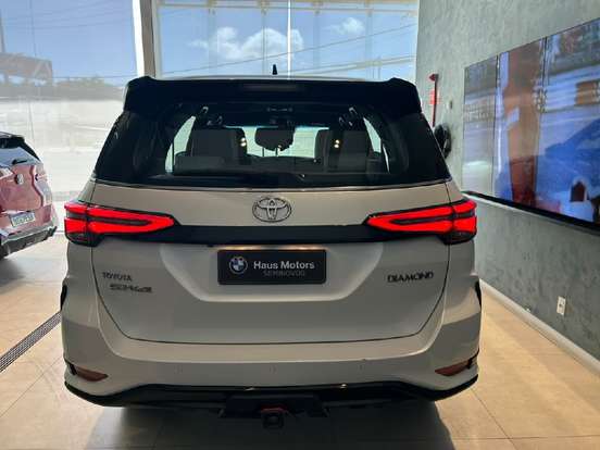 TOYOTA-HILUX SW4-2024