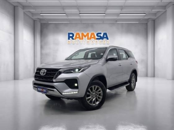 TOYOTA HILUX SW4 2.8 D-4D TURBO DIESEL GR-S 7L 4X4 AUTOMÁTICO