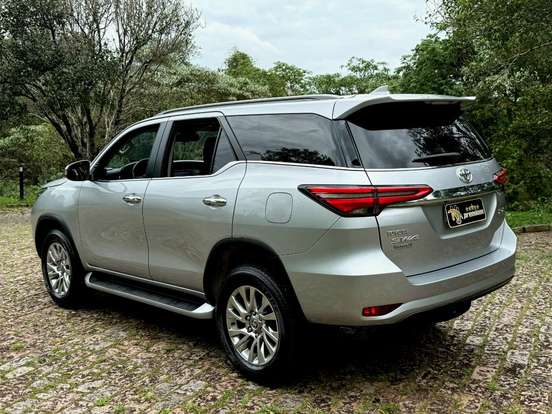 TOYOTA-HILUX SW4-2.8 D-4D TURBO DIESEL SRX 4X4 AUTOMÁTICO TOYOTA-HILUX SW4-2021