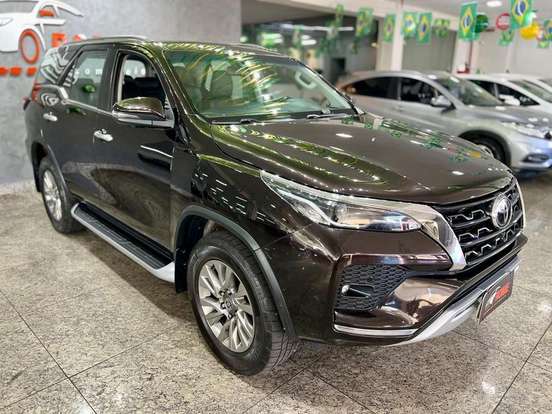 TOYOTA-HILUX SW4-2.8 D-4D TURBO DIESEL SRX 4X4 AUTOMÁTICO TOYOTA-HILUX SW4-2023