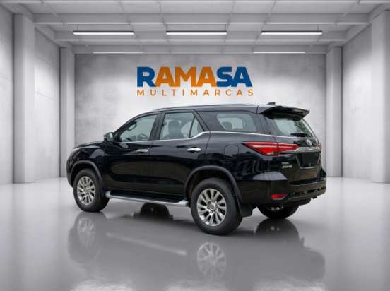 TOYOTA-HILUX SW4-2023