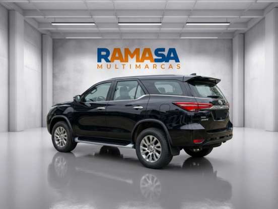 TOYOTA-HILUX SW4-2.8 D-4D TURBO DIESEL SRX 4X4 AUTOMÁTICO TOYOTA-HILUX SW4-2023