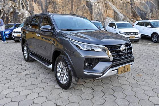 TOYOTA HILUX SW4 2.8 D-4D TURBO DIESEL SRX 4X4 AUTOMÁTICO