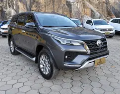 TOYOTA HILUX SW4 2.8 D-4D TURBO DIESEL SRX 4X4 AUTOMÁTICO TOYOTA HILUX SW4 2.8 D-4D TURBO DIESEL SRX 4X4 AUTOMÁTICO