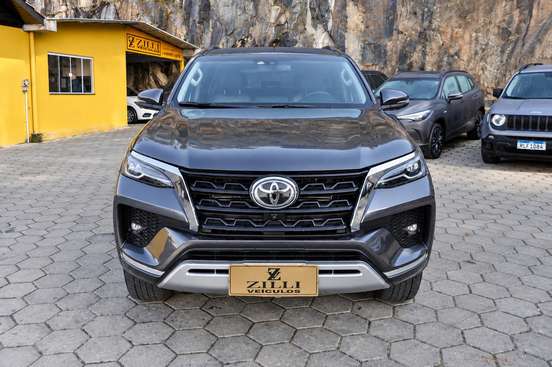 TOYOTA-HILUX SW4-2023