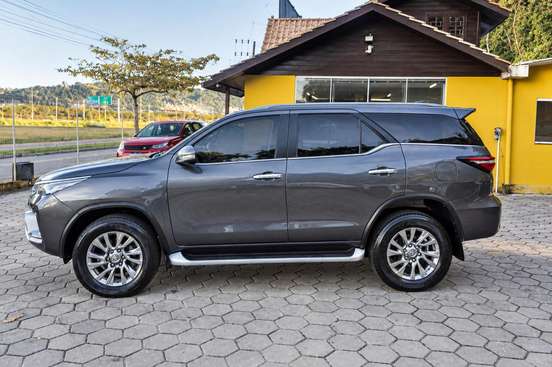 TOYOTA-HILUX SW4-2023