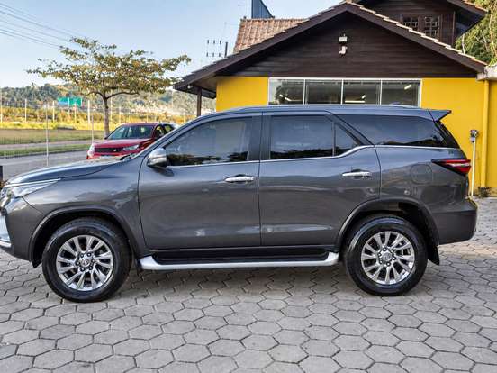 TOYOTA-HILUX SW4-2.8 D-4D TURBO DIESEL SRX 4X4 AUTOMÁTICO TOYOTA-HILUX SW4-2023