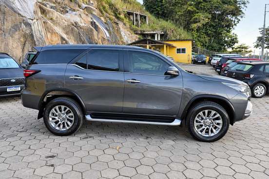 TOYOTA-HILUX SW4-2023