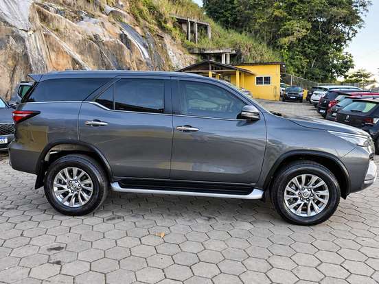 TOYOTA-HILUX SW4-2.8 D-4D TURBO DIESEL SRX 4X4 AUTOMÁTICO TOYOTA-HILUX SW4-2023