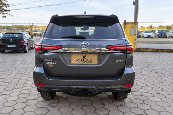 TOYOTA-HILUX SW4-2023